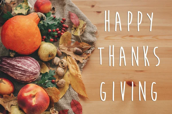 Boldog Hálaadás Szöveg Sütőtök Zöldség Színes Levelek Makk Dió Fából — Stock Fotó