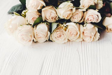 Çiçek tebrik kartı mockup. Beyaz gül ahşap arka plan, metin için yer üzerinde. Düğün davetiyesi veya mutlu anne gün veya Sevgililer kavramı. Beyaz buket