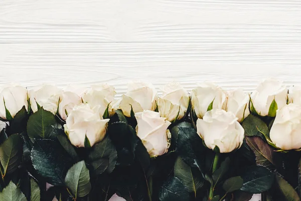 Elegante Ramo Flores Rosa Blanca Sobre Fondo Madera — Foto de Stock