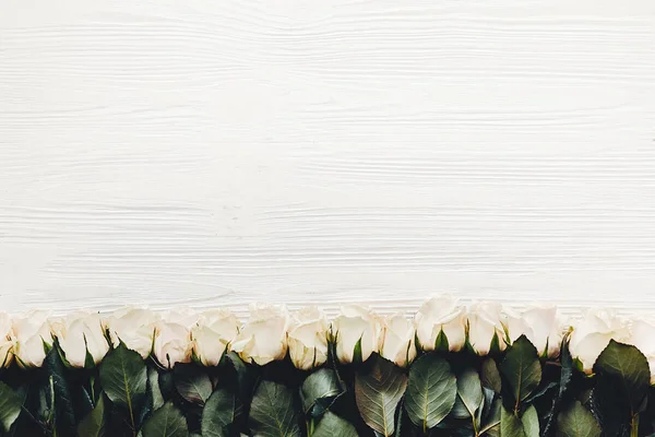 Białe Róże Podłoże Drewniane Płaskie Położyć Się Miejsca Tekst Makieta — Zdjęcie stockowe