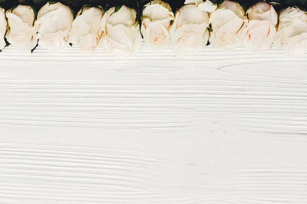 Białe Róże Podłoże Drewniane Płaskie Położyć Się Miejsca Tekst Kwiatowy — Zdjęcie stockowe