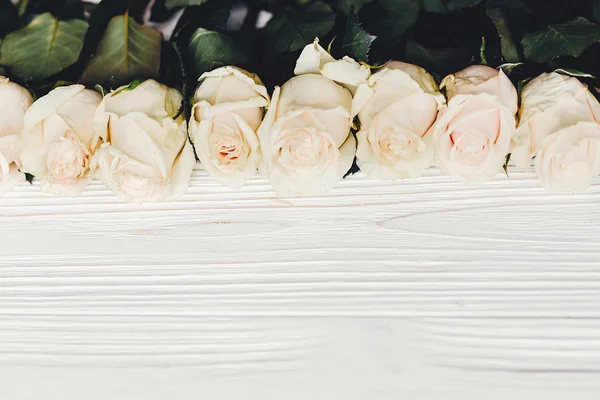 Bílá Růže Dřevěné Pozadí Kopírovat Prostor Pro Text Květinová Přání — Stock fotografie
