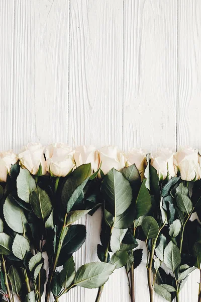 Elegancki Bukiet Białych Kwiatów Róż Podłoże Drewniane — Zdjęcie stockowe