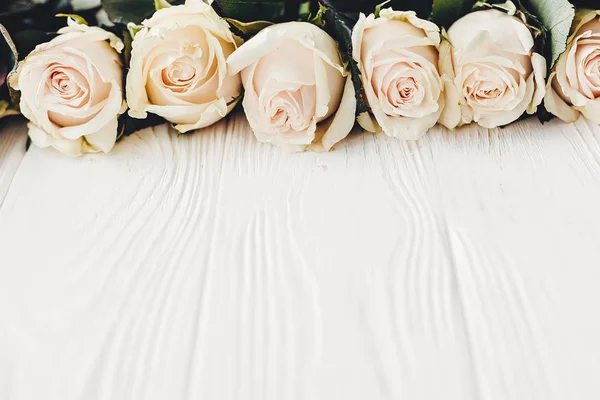 木製の背景にバラを白 テキストの領域をコピーします 花のグリーティング カードのモックアップ 結婚式招待状または幸せな母の日の概念 白い花のスタイリッシュなボーダー バレンタインの日 — ストック写真