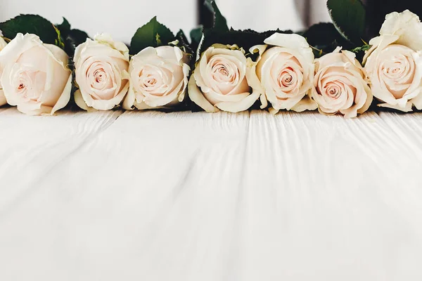 Elegáns Virág Üdvözlőlap Makett Fehér Rózsa Háttér Hely Szöveg Másolása — Stock Fotó
