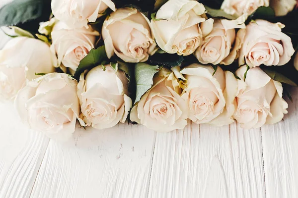 Białe Róże Podłoże Drewniane Miejsca Tekst Makieta Kwiatów Życzeniami Zaproszenie — Zdjęcie stockowe