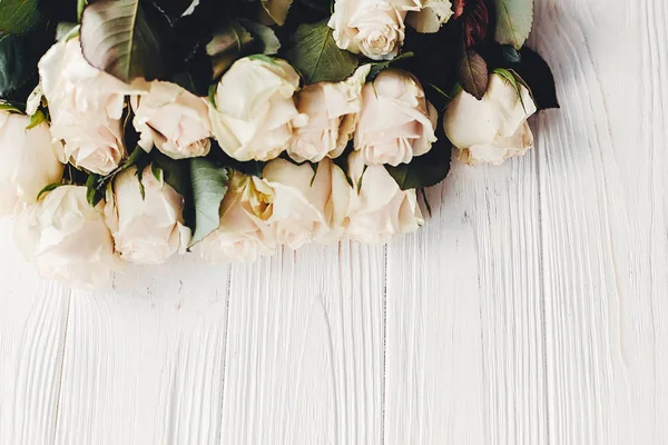 木製の背景 テキスト用のスペースに白バラ 花のグリーティング カードのモックアップ 結婚式招待状または幸せな母の日の概念 白い花の花束 こんにちは春 — ストック写真