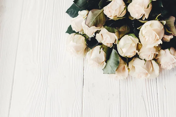 木製の背景 テキスト用のスペースに白バラ 花のグリーティング カードのモックアップ 結婚式招待状または幸せな母の日の概念 白い花の花束 こんにちは春 — ストック写真