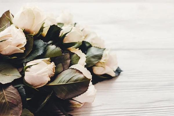 Rosas Blancas Sobre Fondo Madera Espacio Para Texto Tarjeta Felicitación — Foto de Stock