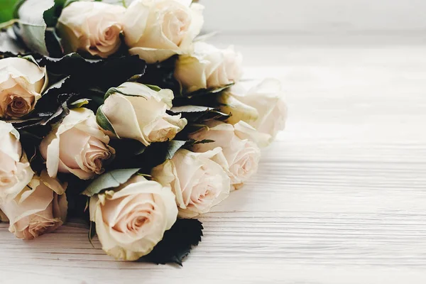 Bílé Růže Dřevěné Pozadí Prostor Pro Text Květinový Pozdrav Card — Stock fotografie