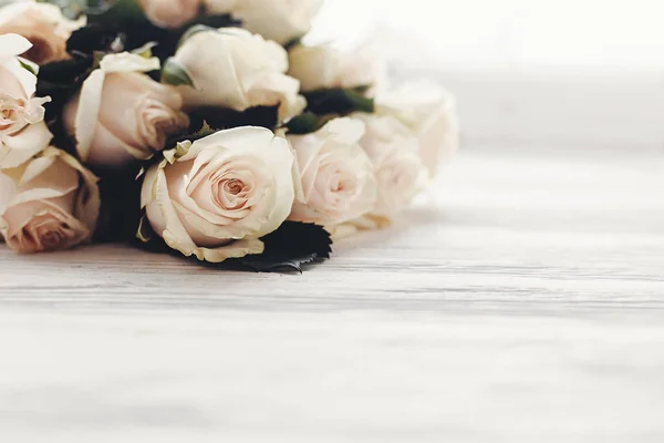 Floral Wenskaart Mockup Witte Rozen Houten Achtergrond Ruimte Voor Tekst — Stockfoto