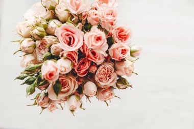 Beyaz arka planda izole küçük pembe gül buketi. Üstten görünüm metin için yer ile. Çiçek tebrik kartı mockup. Düğün davetiyesi