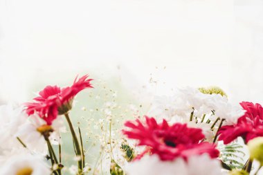 Sevgililer günü kavramı. Pembe gerbera, beyaz papatya ve yumuşak ışık rustik penceresinde, güzel buket yeşil krizantem. 