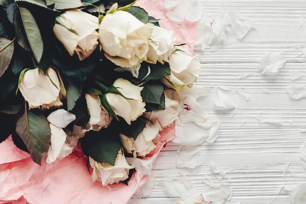 木製の背景 テキスト用のスペースに白バラ 花のグリーティング カードのモックアップ 結婚式招待状または幸せな母の日の概念 花びらと白い花の花束 — ストック写真