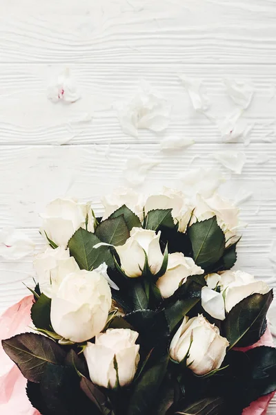 木製の背景 テキスト用のスペースに白バラ 花のグリーティング カードのモックアップ バレンタインや母の日の概念 花びらと白い花の花束 — ストック写真