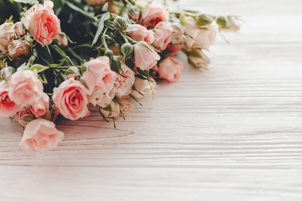 Rózsaszín Kis Rózsa Háttér Szöveg Adható Virágos Üdvözlőlap Makett Esküvői — Stock Fotó