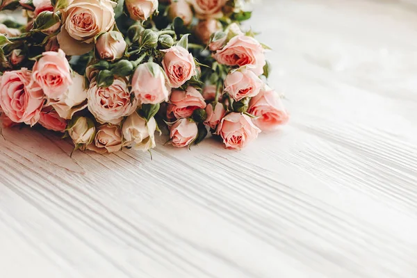 Rosa Rosas Pequeñas Sobre Fondo Madera Luz Espacio Para Texto — Foto de Stock