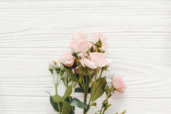 Roze Roosjes Houten Achtergrond Vlakke Leggen Met Ruimte Voor Tekst — Stockfoto