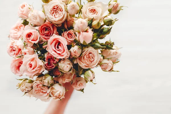 Вітальна Листівка Рожевими Маленькими Трояндами Букет Білому Тлі Вид Зверху — стокове фото