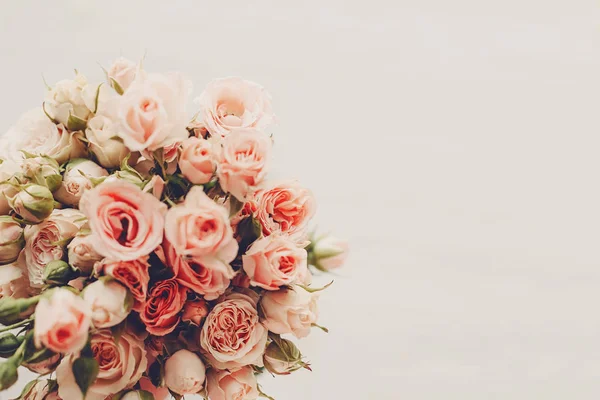 Рожеві Маленькі Троянди Букет Білому Тлі Ізольовані Вид Зверху Пробілом — стокове фото