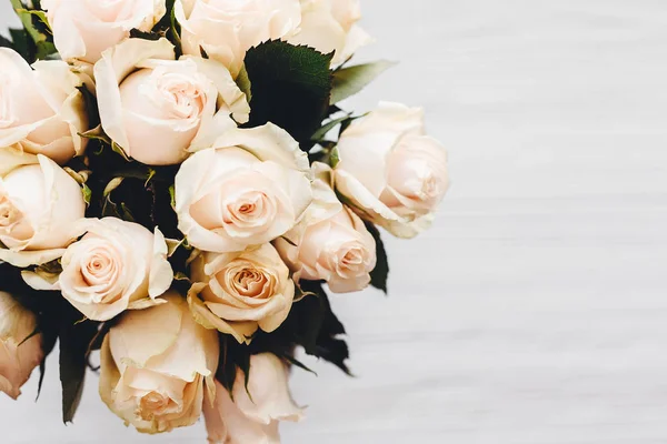 Bouquet Rose Bianche Sfondo Bianco Legno Vista Dall Alto Con — Foto Stock