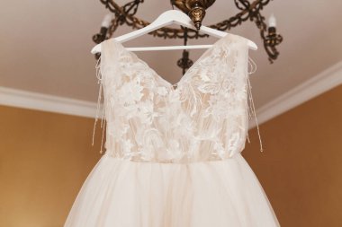 Şık gelinlik. Modern gelinlik avize odasında asılı. Metin için yer. Düğün için gelin aksesuar. Düğün salonu veya showroom