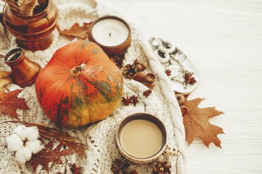 Mutlu Şükran günü kavramı. Kabak, kahve, mum, sonbahar yaprakları, meyveler, fındık, meşe palamutları, pamuk, kazak ve rustik ahşap beyaz tarçın. Mevsim selam. Rahat sonbahar resim