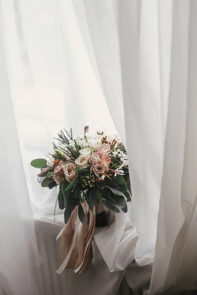 Stylové Svatební Kytice Růžových Růží Zelená Eukalyptu Pozadí Okna Moderní — Stock fotografie