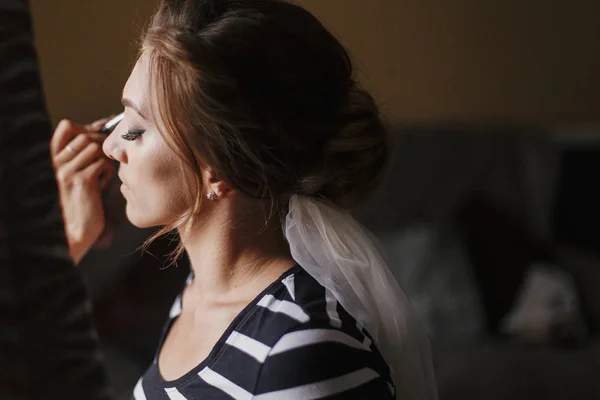 Artista Maquillaje Haciendo Cejas Aplicando Sombra Ojos Cara Novia Cerca — Foto de Stock