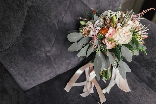 Ramo Boda Moderno Rosas Rosadas Eucalipto Verde Con Cintas Rosadas — Foto de Stock