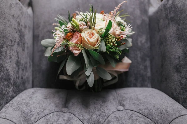 现代婚礼花束粉红色的玫瑰和绿色的桉树与粉红色的丝带在时髦的灰色沙发上 当代构图在软织物上的花束 婚礼安排和装饰 — 图库照片