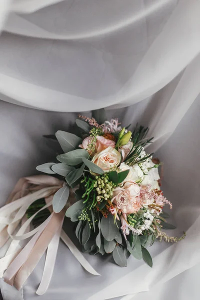 Elegáns Esküvői Csokor Rózsaszín Rózsa Zöld Eukaliptusz Háttérben Kanapén Modern — Stock Fotó
