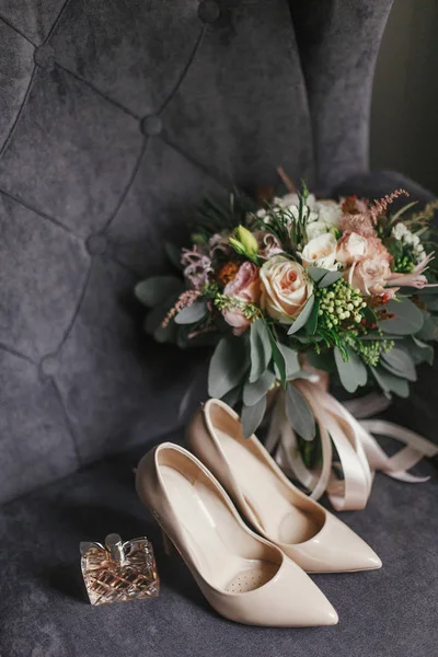 Bouquet Casamento Moderno Sapatos Bege Garrafa Perfume Elegante Sofá Cinza — Fotografia de Stock