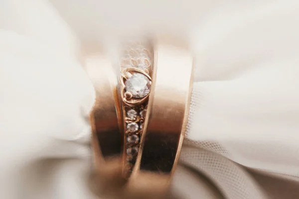 Anéis Ouro Casamento Modernos Tecido Suave Imagem Criativa Anéis Casamento — Fotografia de Stock