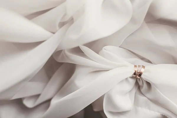 Современные Свадебные Золотые Кольца Мягкой Ткани Творческий Образ Современная Композиция — стоковое фото