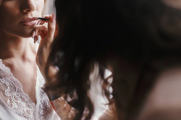 Noiva Elegante Recebendo Sua Maquiagem Pela Manhã Luz Janela Maquiagem — Fotografia de Stock