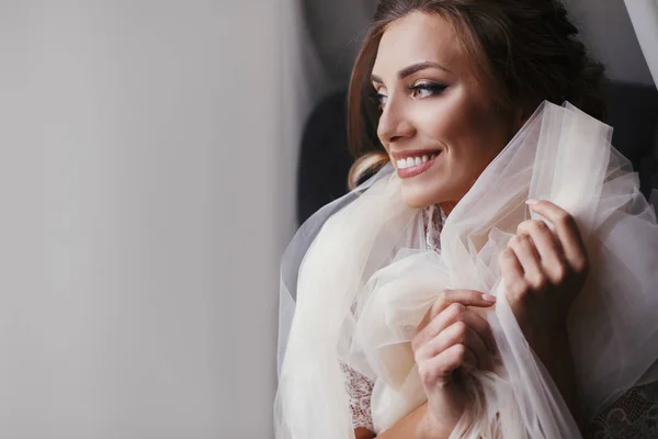 Úžasná Krásná Nevěsta Roucho Představují Okna Měkké Světlo Noci Šťastné — Stock fotografie