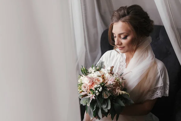 Underbara Vackra Brud Silke Robe Håller Modern Bukett Och Sitter — Stockfoto