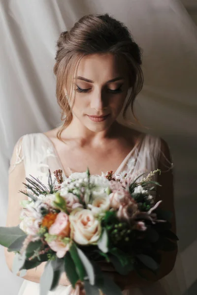 Wunderschöne Braut Mit Strauß Posiert Fenster Sanftem Licht Glückliche Braut — Stockfoto