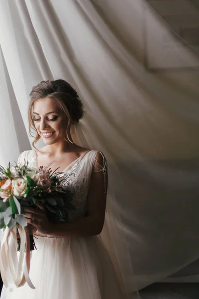 Linda Noiva Bonita Com Bouquet Posando Janela Luz Suave Noiva — Fotografia de Stock
