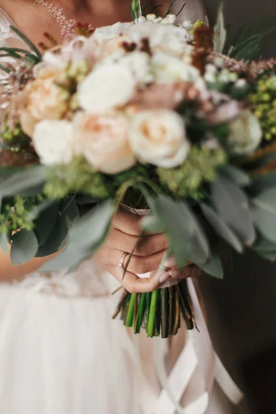 Linda Noiva Bonita Com Bouquet Posando Janela Luz Suave Noiva — Fotografia de Stock