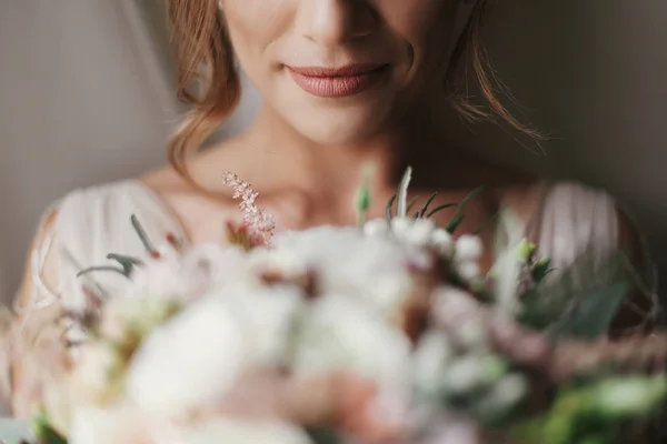 Πανέμορφη Νύφη Όμορφη Ανθοδέσμη Ποζάρει Στο Παράθυρο Απαλό Φως Νύφη — Φωτογραφία Αρχείου