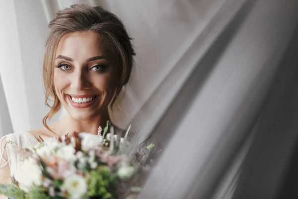 Hermosa Novia Hermosa Con Ramo Posando Ventana Luz Suave Retrato — Foto de Stock