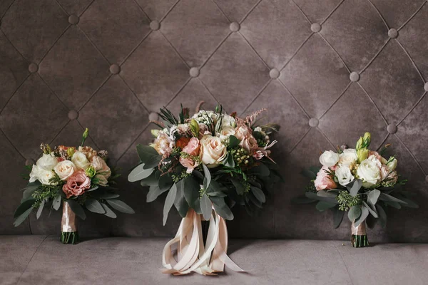 Bouquets Casamento Modernos Rosas Rosa Eucalipto Verde Com Fitas Rosa — Fotografia de Stock