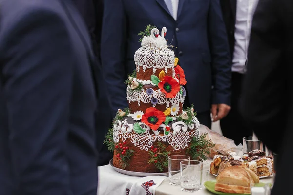 伝統的なウクライナの結婚式ケーキ パン花ポピーと白鳥の上に飾られています ウエディング ケーキ — ストック写真