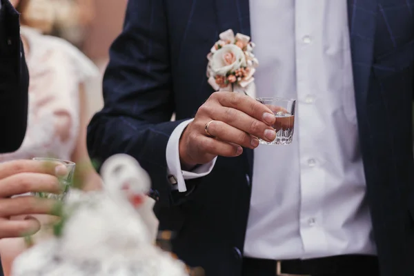 Uomo Elegante Che Tiene Bicchieri Vodka Brinda Ricevimento Nozze Uomo — Foto Stock