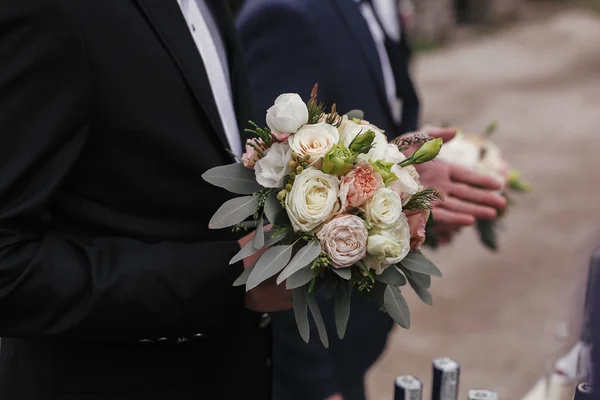 Elegante Sposo Che Tiene Bouquet Sposa Moderno Rose Rosa Teneri — Foto Stock