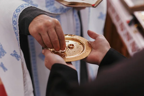 Священник Берет Золотое Обручальное Кольцо Тарелки Свадебное Бракосочетание Церкви Обмен — стоковое фото