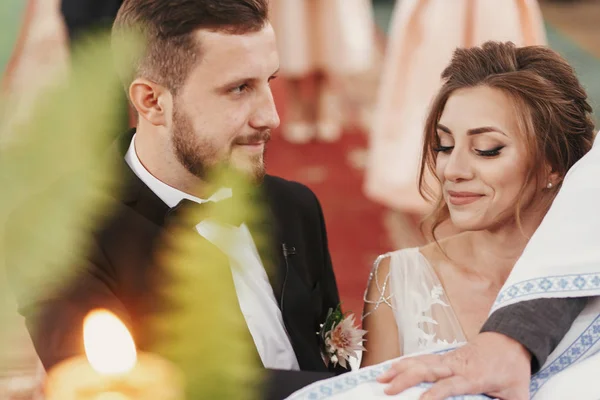 Braut Und Bräutigam Schwören Und Priester Halten Ihre Hände Auf — Stockfoto