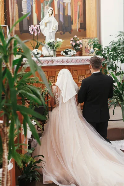 Жених Невеста Молятся Стоя Коленях Статуи Девы Марии Время Свадебной — стоковое фото